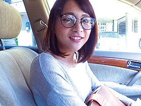 経験人数たった2人のウブで控えめなメガネ女子 敏感乳首を責められながら生中出しSEX！ ひかり　サンプル画像05